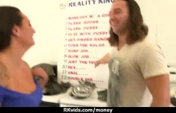 Ela vai traza em trocar de dinheiro