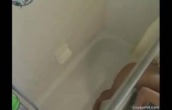 Mãe tranza  com filho de baixo do chuveiro