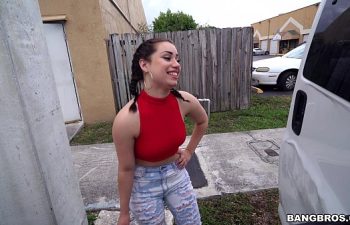 Mulher transando com morador de rua